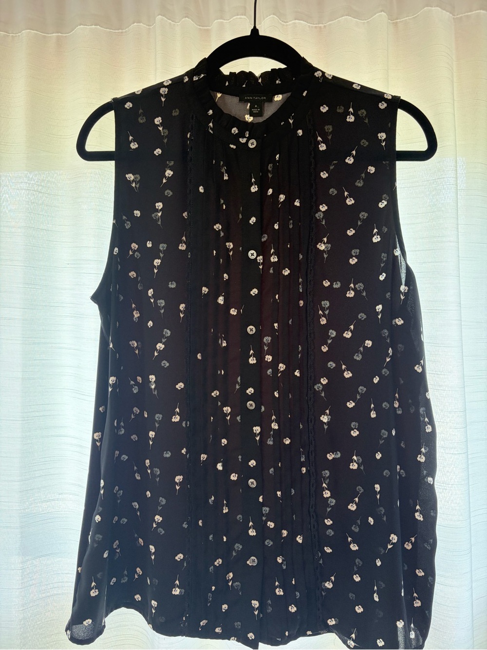 Ann Taylor Black Sleeveless Floral Pintuck Button-Down Top